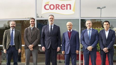De izquierda a derecha, Alberto Requejo, responsable financiero de Coren; Jess Combarro, director de Abanca Agro; Rubn Saavedra, director territorial de Abanca en Ourense; Emilio Rial, director general de Coren; Daro Palomo, gerente de Negocios de Abanca en Ourense; y Jos Antonio Alfonsn, director de Financiacin Corporativa Noroeste de Abanca