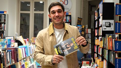 El actor y músico Víctor Elías, con su libro Yo sostenido: Historia de un juguete casi roto , en Málaga, en el mes de enero.