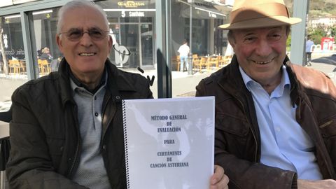 Arsenio Fern�ndez-Nespral y Luis Estrada muestran el M�todo de Evaluaci�n para Cert�menes de Canci�n Asturiana