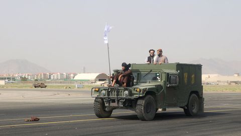 Las fuerzas talibanes patrullan en una pista de aterrizaje un da despus de la retirada de las tropas estadounidenses de Kabul