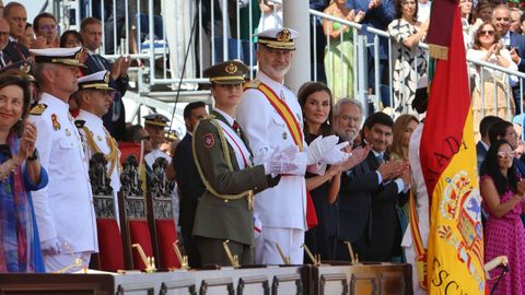 Los reyes y la princesa Leonor aplauden a los nuevos oficiales de la Armada espaola