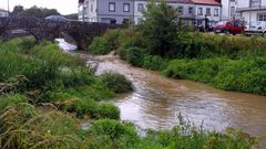 El r�o Sar, en una imagen de archivo, a su paso por la calle Ponte do Sar, cerca de la Colegiata
