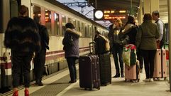 Viajeros en uno de los andenes de la estaci�n de tren de Monforte
