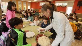 Este jueves se sirvieron menús especiales en varios centros educativos y sociales que incorporaban raciones de pota de la lonja local