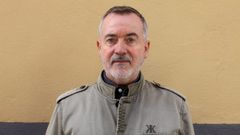 Manuel Olveira ded�case � escritura e o combina coa s�a faceta como organizador de exposici�ns de arte