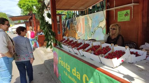 La Festa da Cereixa e o Aceite de Ribas de Sil se celebr en la playa fluvial de San Clodio