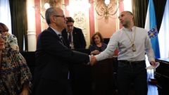 J�come da la mano a Jes�s V�zquez, ya ex alcalde. El PP ser� socio de gobierno de Demcoracia Ourensana