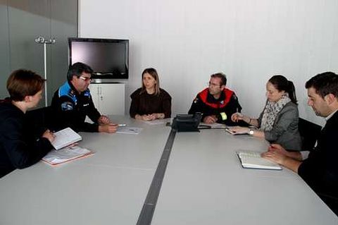 P�rez, ayer con Polic�a, Protecci�n Civil y personal de Servizos Sociais.