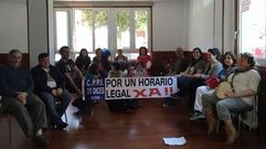 Encierro de los padres de alumnos en el Concello de Rois