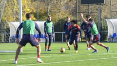Luisao conduce un bal�n rodeado de compa�eros durante un entrenamiento en A Xunqueira