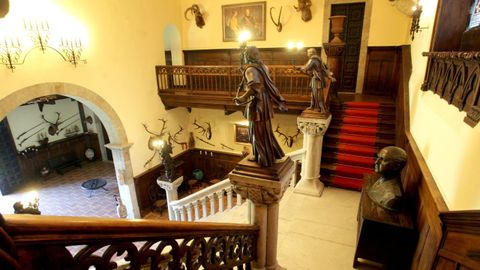 Adornos, cuadros y esculturas, en el acceso principal del pazo de Meirás