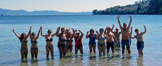 <span lang= es-es >Protesta acu�tica</span>. Convocados por Non � Depuradora en Samieira, varios vecinos protagonizaron ayer un ba�o-protesta en la playa de La�o para denunciar el malestar que existe tras el precinto del arenal el s�bado: �<span lang= gl >Estamos indignados co que est� sucedendo estes d�as</span>�. 