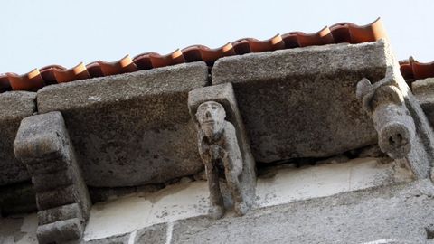 Canzorros esculpidos en la iglesia de San Salvador de Asma, en Chantada (ruta 4)