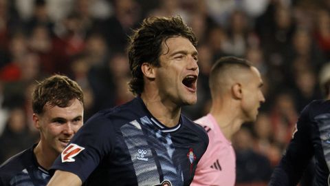 El central del Celta Marcos Alonso, celebrando su gol para la victoria ante el Sevilla.