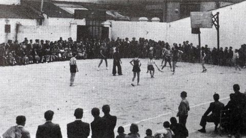 El baloncesto comenzó en Lugo en la pista en la que hoy está el pabellón de la OJE, de manos de soldados de infantería catalanes