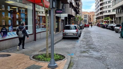 La ubicacin de las plazas de recarga se eligi por su proximidad a la acometida elctrica. Sern tres y estarn en el margen izquierdo de la circulacin de la calle Ramn Cabanillas, justo despus del cruce con Bedoya.