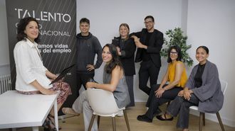 De izquierda a derecha: Uxa Calo, gallega; Alejandro Robles, venezolano; Dara Golub, ucraniana; Pablo Meza, argentino; Fernanda Palermo, uruguaya; Zurin Serraty, dominicana y Raquel Rodrguez, italiana.