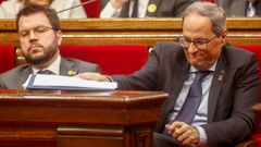 El vicepresidente Pere Aragon�s (ERC y el presidente de la Generalitat, Quim Torra (JXC), este jueves, en el Parlamento de Catalu�a
