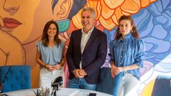 Rafa Dom�nguez, flanqueado por las concejalas Pepa Pardo y Silvia Junco, durante el desayuno informativo de este lunes