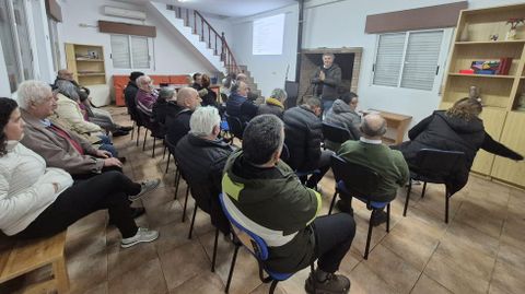 El alcalde de Boqueix&oacute;n, Ovidio Rodeiro, durante su reuni&oacute;n con vecinos de A Granxa