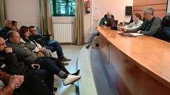 Jos� Luis S�ez, en primer t�rmino a la derecha, se dirige a los socios del Burela FS en la asamblea del pasado martes