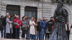 Turistas ante la estatua de La Regenta en la Plaza de la Catedral de Oviedo