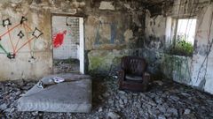 Enseres abandonados en la antigua bater�a militar de Pena Roiba