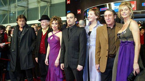 Bugallo (segundo por la derecha) con el director y los actores de &laquo;Mar adentro&raquo;