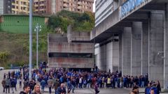 Miembros del Fondo Norte esperando fuera del Carlos Tartiere