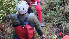 Cazador herido de un disparo en el pie siendo trasladado al helic�ptero medicalizado