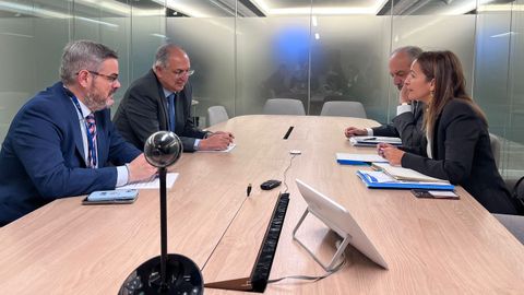 Antonio Basanta, asistente de polticas del comisario de Pesca y Ocanos, Costas Kadis (a su izquierda), con el eurodiputado del PP Milln Mon y Marta Villaverde, conselleira do Mar, en Bruselas