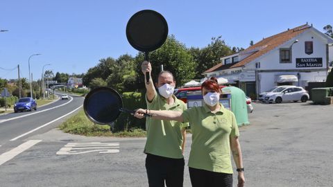 Javier Suárez y Beatriz Veiras, de la Raxería San Marcos, en la carretera de Lavacolla