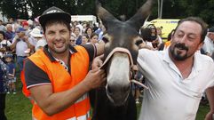 a la izquierda, Antonio Aradas y su burro Dinamita, los ganadores de la final