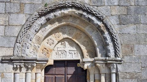 Los tmpanos de Santa Mara de Castrelos tienen una cruz de Malta