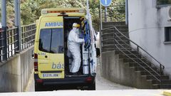 T�cnico en emergencias sanitarias (TES), durante un traslado en el Hospital Montecelo de Pontevedra