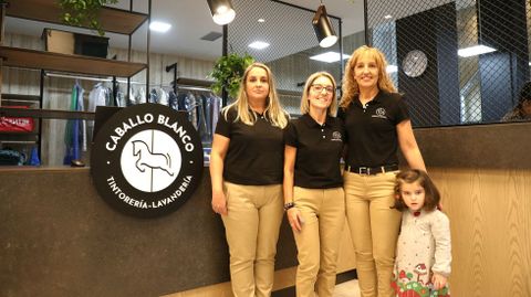 Tres empleadas de la tintorería Caballo Blanco y la hija del dueño, en la tienda de la avenida da Liberdade, donde ayer celebraron una pequeña inauguración a puerta cerrada para la plantilla, familia y amigos más cercanos. 