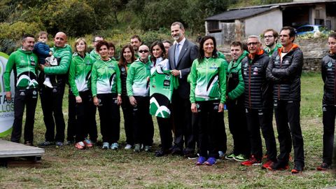 Los Reyes de Espaa reciben dos cestas con obsequios durante su visita a la pedana asturiana de Moal, galardonada este ao con el Premio Pueblo Ejemplar de Asturias 2018.