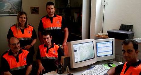 Los voluntarios, antes las pantallas que controlan el sistema