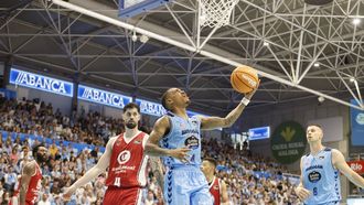DeWayne Russell penetra a canasta ante Santi Yusta en el Pazo dos Deportes de Lugo en la jornada 34 de la Liga Endesa 2025-2026.