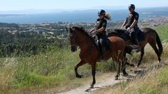 Primera patrulla de la Unidad de Caballer�a del Cuerpo Nacional de Polic�a, este viernes en el entorno del mirador de Pedra da Ra, en Ribeira