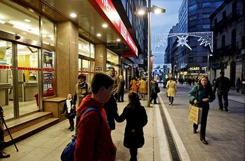 <span lang= es-es >�Comercio seguro�</span>. Ayer arranc� la campa�a de la Polic�a Nacional de Pontevedra encaminada a garantizar la seguridad y prevenir los robos y hurtos durante las festividades navide�as.