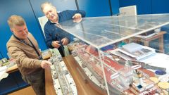 Rafael Su�rez y Antonio Loureiro, entre maquetas que est�n siendo restauradas para la exposici�n.