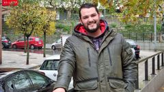 David Rodr�guez posa dende a praza das Mercedes de Ourense