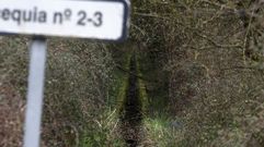 Una acequia sin agua, fotografiada hace unos d�as en la parroquia monfortina de A Parte
