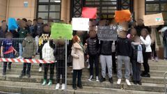 Un grupo de alumnos protest� delante del instituto contra la tala de los �rboles