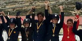 El equipo gallego juvenil celebra su victoria en el podio de Segovia.