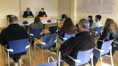 El alcalde y el t�cnico de Deportes se reunieron este lunes con el personal de la piscina