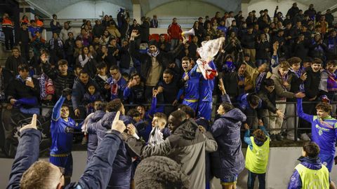 Los jugadores del Ourense CF celebrando con su afici�n la victoria ante el Girona FC en la Copa del Rey