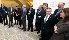 Ruiz (segundo por la derecha), junto a los representantes de las dem�s ciudades galardonadas. 