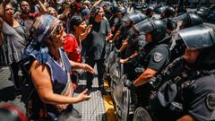 Antidisturbios vigilan una movilizaci�n contra el Gobierno de Milei en Buenos Aires.